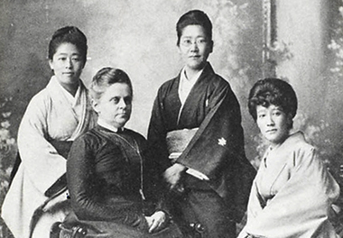 左から梅子、アリス、繁子、捨松 （出展：津田塾大学ホームページ）
